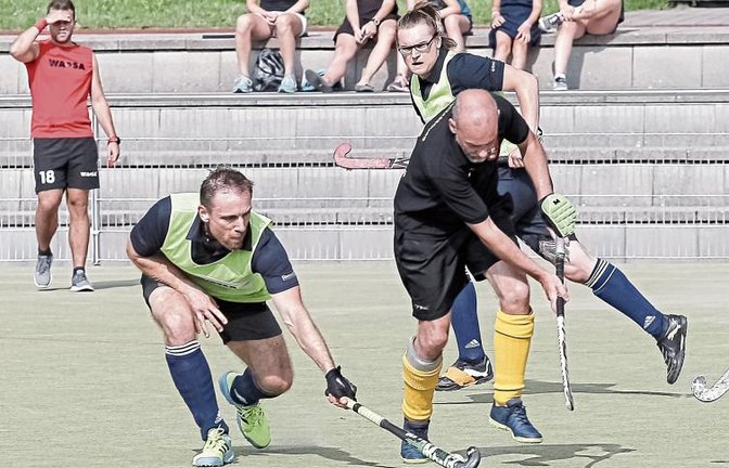 Sven König (links) brachte die SG Vaihingen/Ludwigsburg beim letzten Spiel vor Beginn der Hallenrunde in Straßburg in Führung.  Foto: Archiv/Simecek