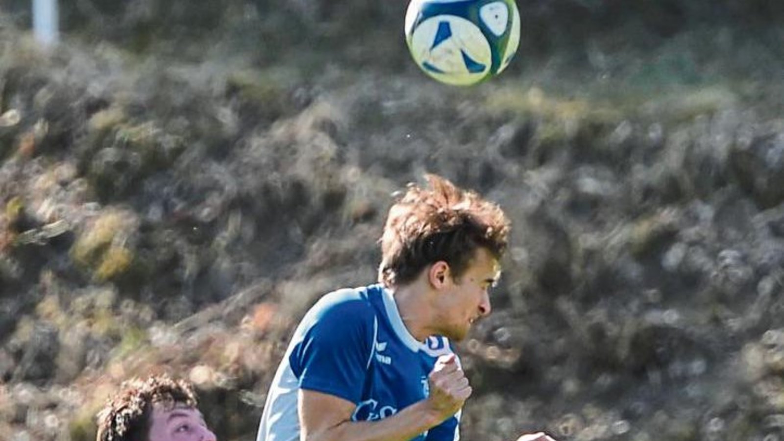 Andre Beck (rechts) gewinnt in Aurich das Kopfballduel gegen Timo Dierolf. Foto: Leitner Andre Beck (rechts) gewinnt in Aurich das Kopfballduel gegen Timo Dierolf. Foto: Leitner