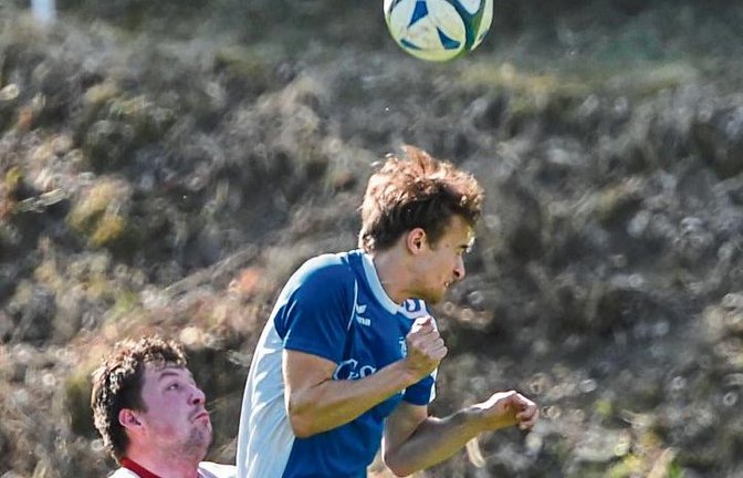 Andre Beck (rechts) gewinnt in Aurich das Kopfballduel gegen Timo Dierolf. Foto: Leitner