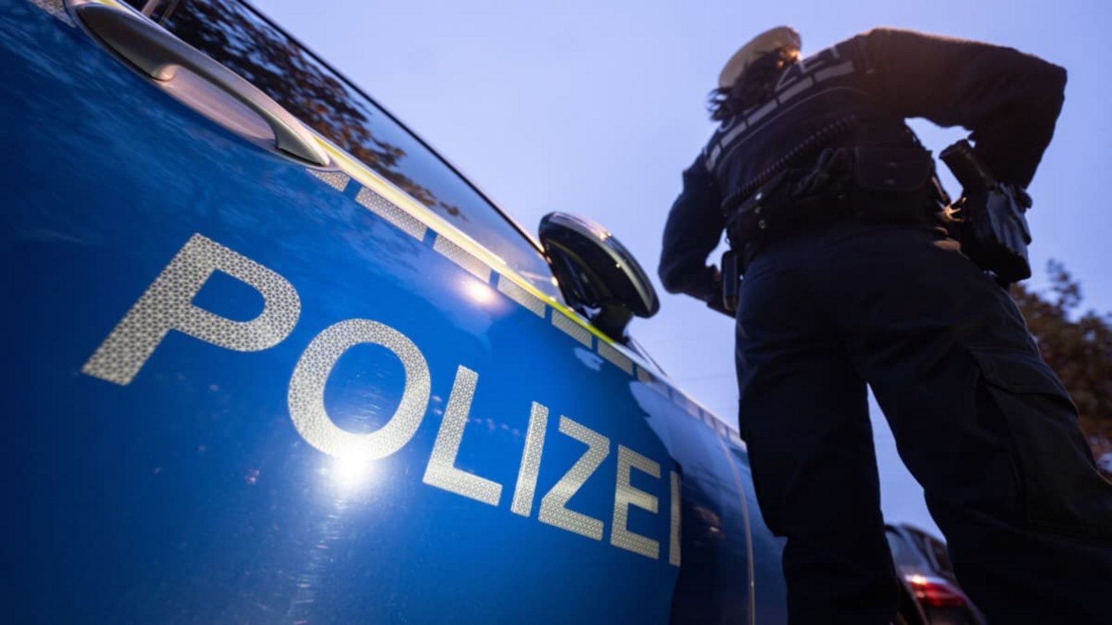 Unbekannte haben einen Abschleppwagen vor einem Autohaus in Tuttlingen gestohlen.Marijan Murat/dpa Unbekannte haben einen Abschleppwagen vor einem Autohaus in Tuttlingen gestohlen.Marijan Murat/dpa
