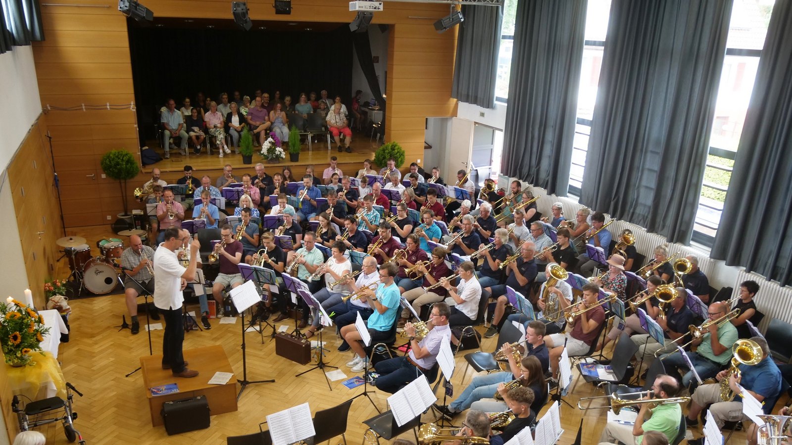 Die Musiker im Saal der Gemeindehalle, die Gottesdienstbesucher nahmen auf der Empore und Bühne Platz. Foto: Friedrich Die Musiker im Saal der Gemeindehalle, die Gottesdienstbesucher nahmen auf der Empore und Bühne Platz. Foto: Friedrich
