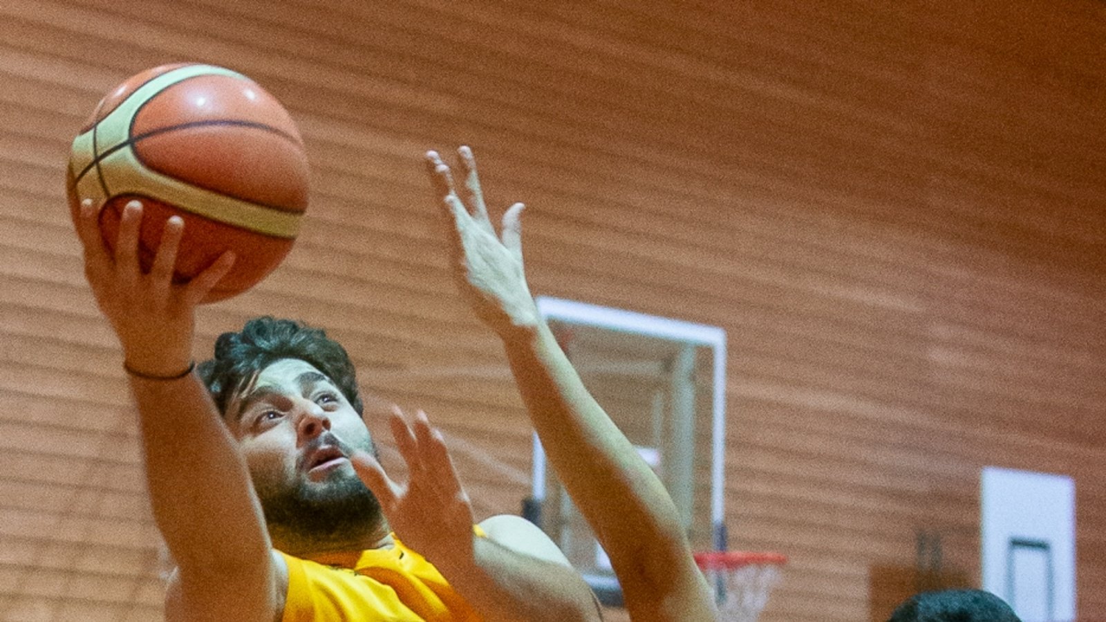 Nikolaos Koupidis (links) und die Basketballer der BSG Vaihingen/Sachsenheim II kämpfen um den Bezirksliga-Aufstieg. Foto: Archiv/Bürkle