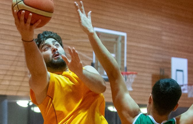 Nikolaos Koupidis (links) und die Basketballer der BSG Vaihingen/Sachsenheim II kämpfen um den Bezirksliga-Aufstieg. <span class='image-autor'>Foto: Archiv/Bürkle</span>