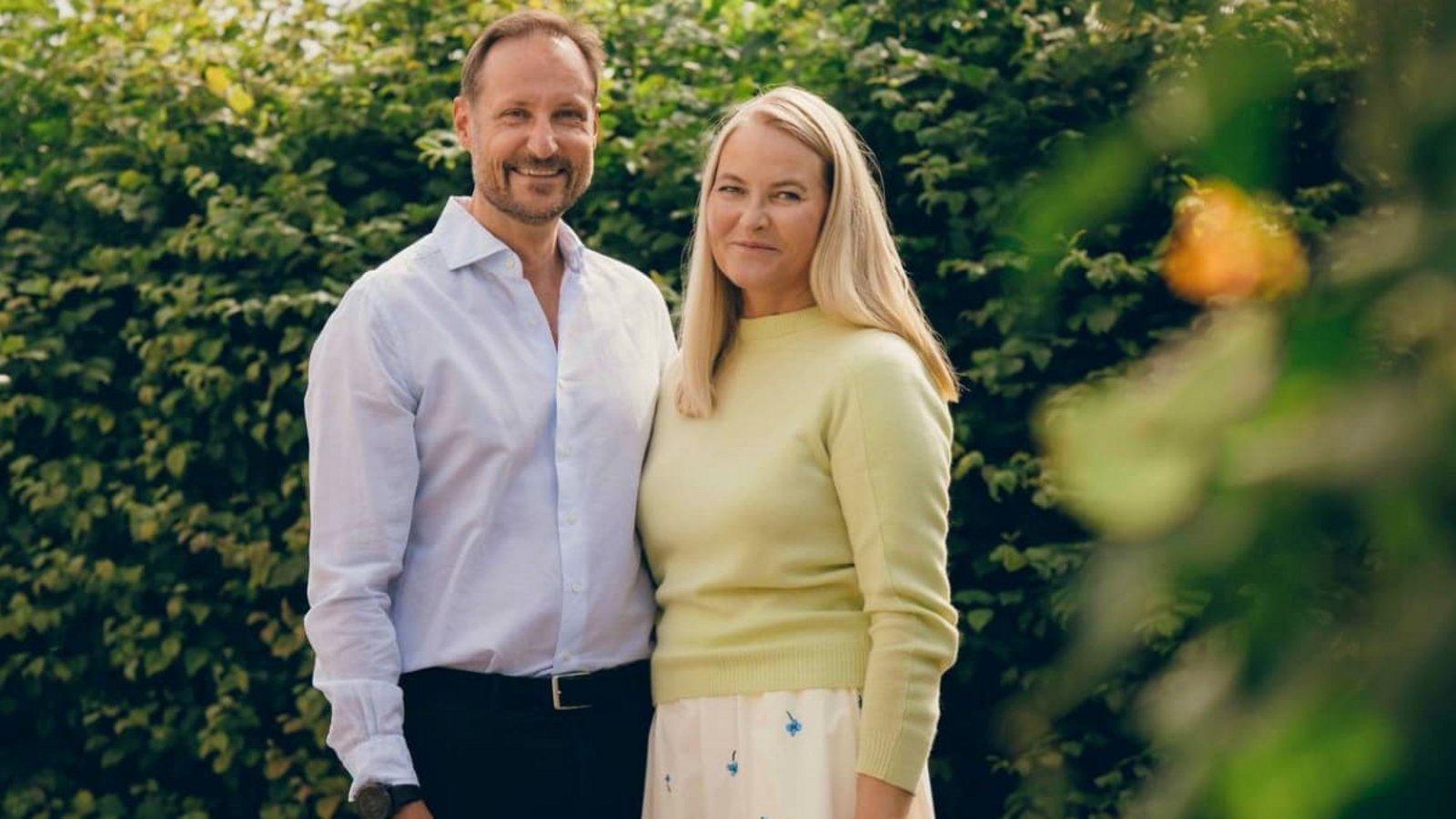 Sommerliches Bild zur Silberhochzeit: Haakon und Mette-Marit feiern Silberhochzeit.Ola Vatn/Det kongelige hoff/dpa
