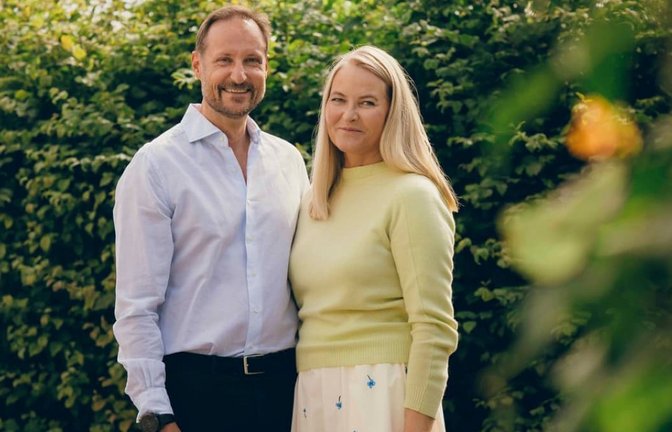 Sommerliches Bild zur Silberhochzeit: Haakon und Mette-Marit feiern Silberhochzeit.<span class='image-autor'>Ola Vatn/Det kongelige hoff/dpa</span>