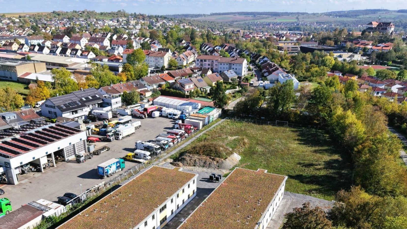 Die beiden Gebäude in der Vaihinger Hauffstraße werden in den nächsten Wochen schrittweise mit Bewohnerinnen und Bewohnern belegt – trotz fehlender Außenanlagen.  Foto: Küppers
