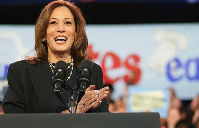 Die demokratische Präsidentschaftskandidatin Kamala Harris hat Positionen Donald Trumps übernommen.<span class='image-autor'>Foto: Getty Images via AFP/ANDREW HARNIK</span>