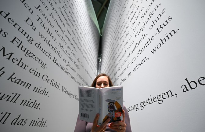 In Frankfurt kann man leicht zwischen die Seiten geraten.<span class='image-autor'>Foto: Arne Dedert/dpa</span>