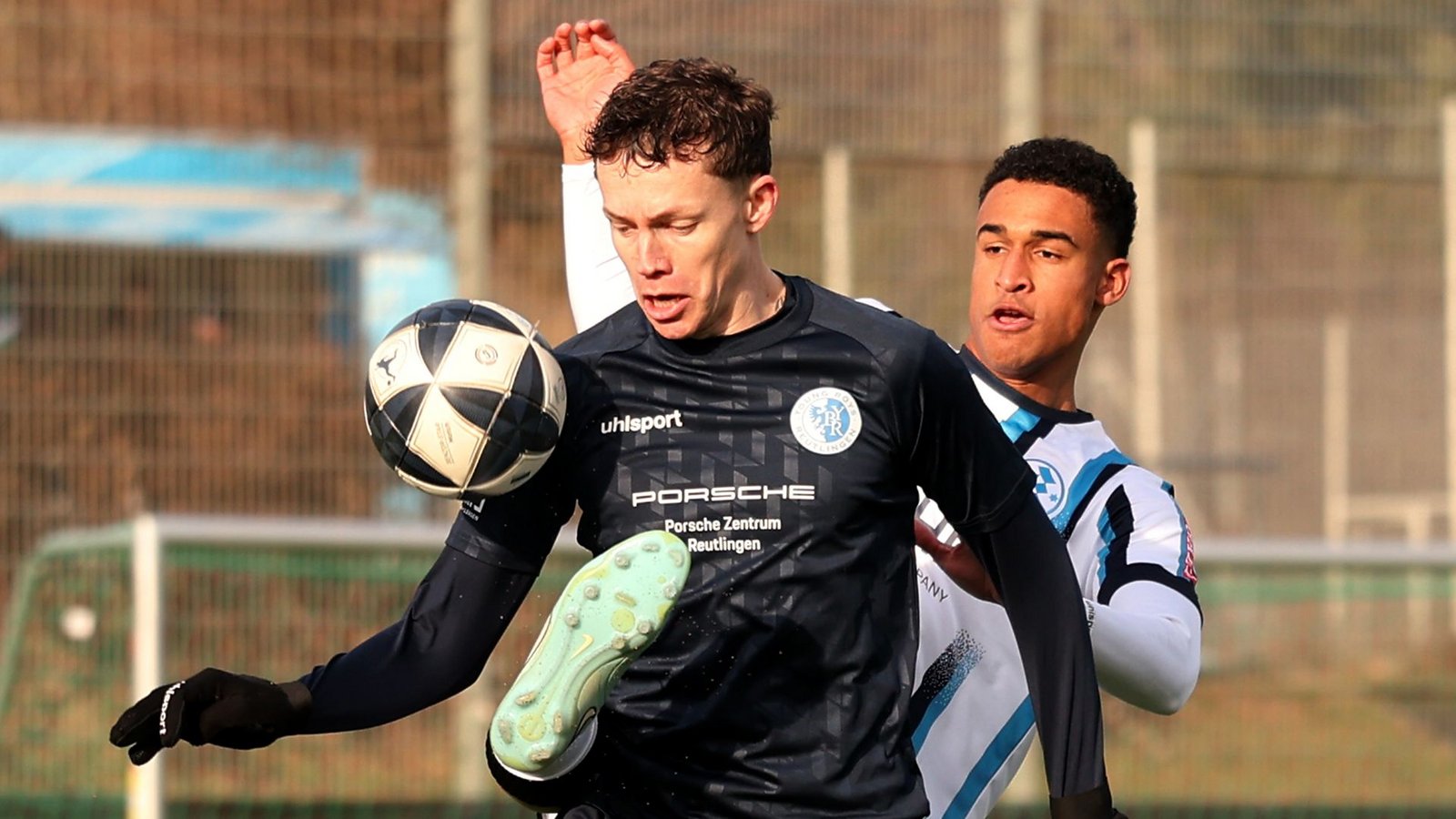 Marco Gaiser schirmt den Ball vor Jacob Danquah ab.Foto: Baumann/Alexander Keppler