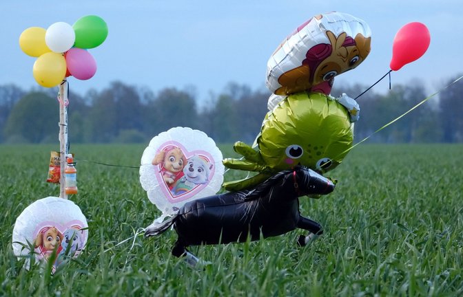 Ballons und Süßigkeiten stehen auf einem Feld bei Bremervörde. Von einem vermissten sechs Jahre alten Jungen aus dem niedersächsischen Bremervörde fehlt noch immer jede Spur.<span class='image-autor'>Foto: Markus Hibbeler/dpa</span>
