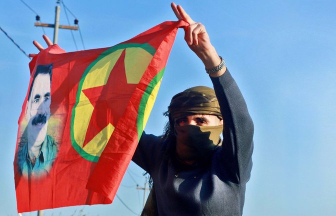 Eine irakische Kurdin schwenkt eine Fahne mit dem Bild des PKK-Gründers Öcalan.<span class='image-autor'>Foto: AFP/SHWAN MOHAMMED</span>