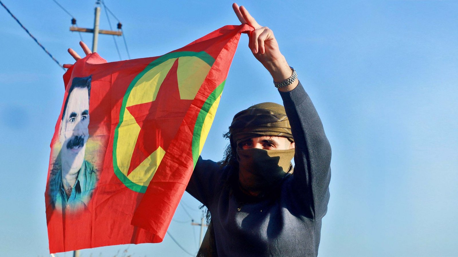 Eine irakische Kurdin schwenkt eine Fahne mit dem Bild des PKK-Gründers Öcalan.Foto: AFP/SHWAN MOHAMMED