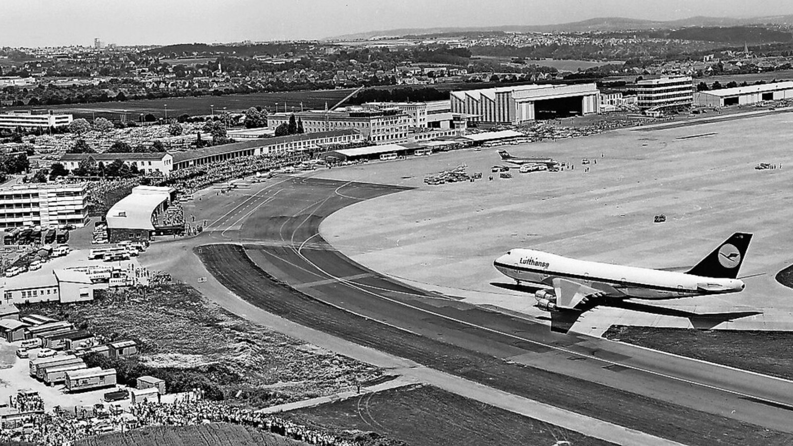 Die Menschen standen in Massen an den Wegen rund um den Flughafen bei der ersten Landung einer Boeing 747 am 12. Juni 1970. Die Menschen standen in Massen an den Wegen rund um den Stuttgarter Flughafen bei der ersten Landung einer Boeing 747 am 12. Juni 1970.Foto: Flughafen Stuttgart Die Menschen standen in Massen an den Wegen rund um den Flughafen bei der ersten Landung einer Boeing 747 am 12. Juni 1970. Die Menschen standen in Massen an den Wegen rund um den Stuttgarter Flughafen bei der ersten Landung einer Boeing 747 am 12. Juni 1970.Foto: Flughafen Stuttgart
