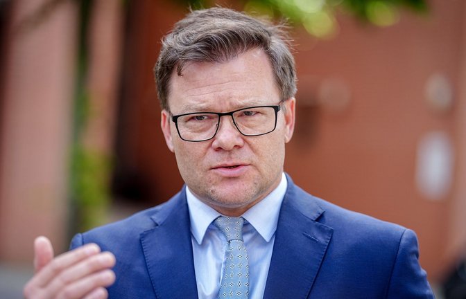 Will Länder und Kommunen beim Hitzeschutz unterstützen: Bundesumweltminister Carsten Schneider (SPD). (Archivbild)<span class='image-autor'>Foto: Kay Nietfeld/dpa</span>
