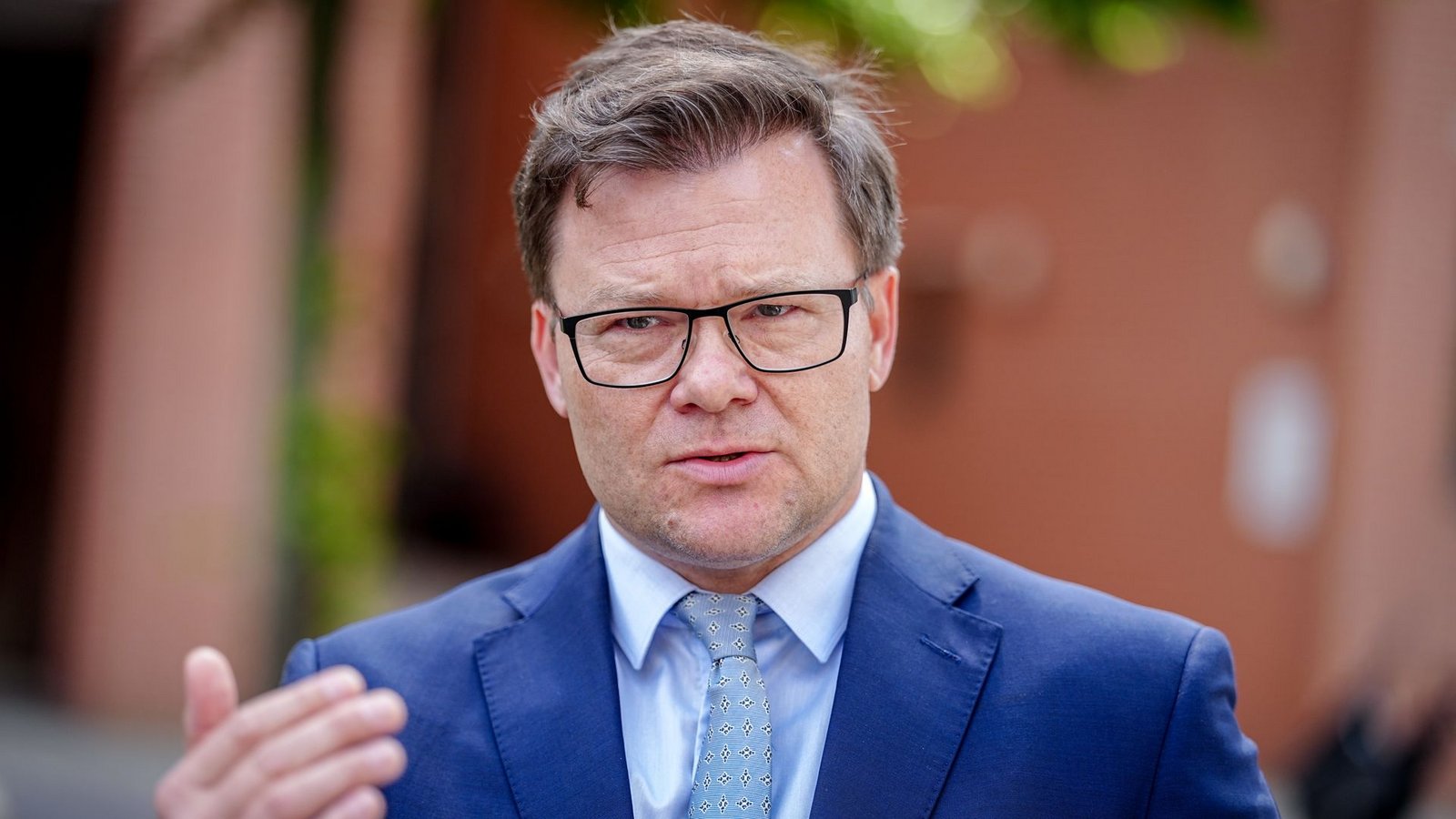 Will Länder und Kommunen beim Hitzeschutz unterstützen: Bundesumweltminister Carsten Schneider (SPD). (Archivbild)Foto: Kay Nietfeld/dpa Will Länder und Kommunen beim Hitzeschutz unterstützen: Bundesumweltminister Carsten Schneider (SPD). (Archivbild)Foto: Kay Nietfeld/dpa
