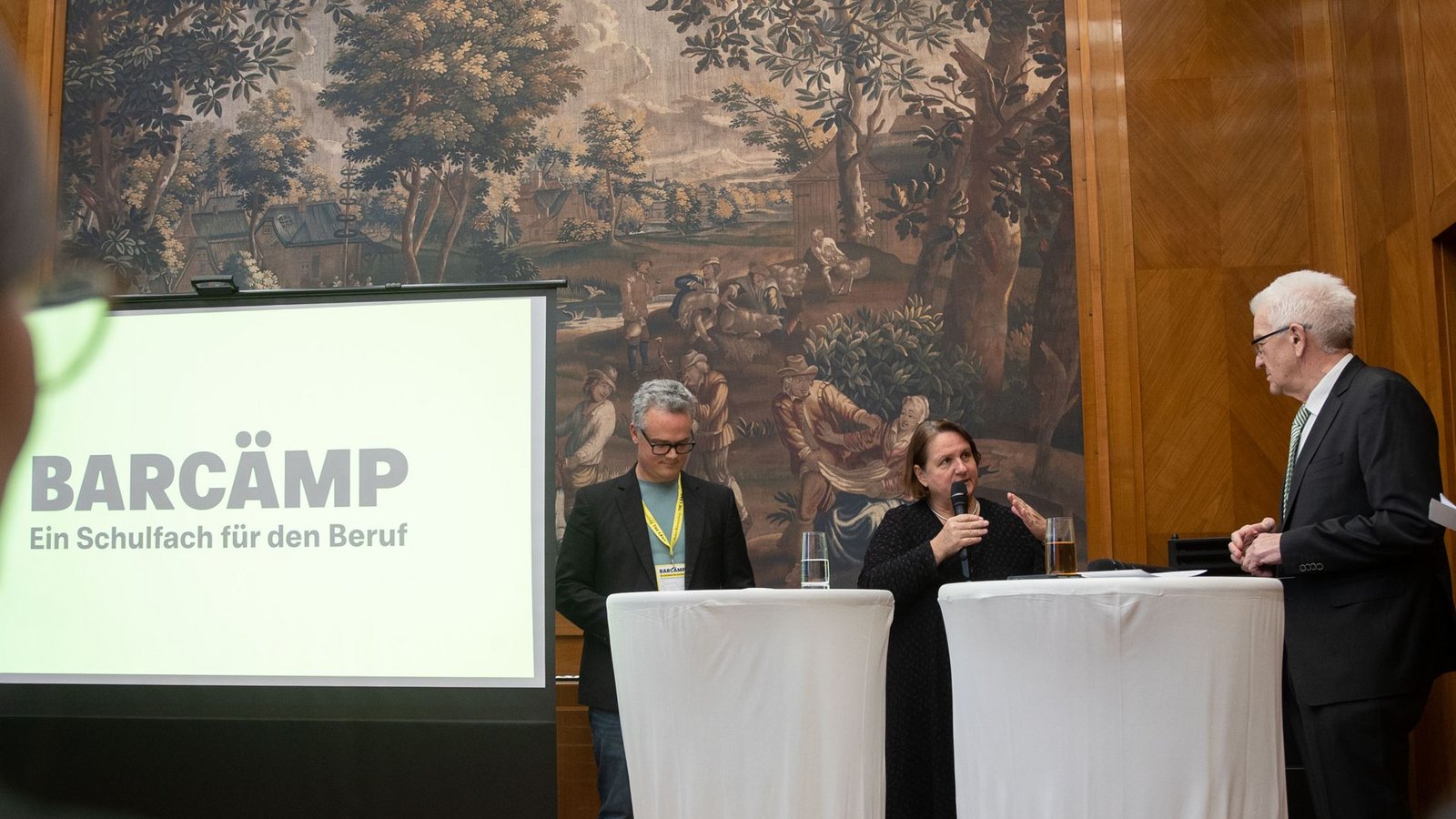 Ministerpräsident Winfried Kretschmann (r.) und Kultusministerin Theresa Schopper (m.) empfingen Schulen und Betriebe zu einem „Barcamp“ im Staatsministerium.Foto: Lichtgut/Leif-Hendrik Piechowski