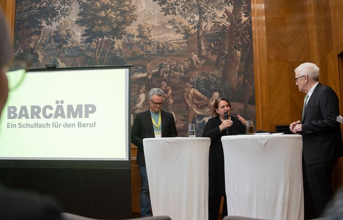 Ministerpräsident Winfried Kretschmann (r.) und Kultusministerin Theresa Schopper (m.) empfingen Schulen und Betriebe zu einem „Barcamp“ im Staatsministerium.<span class='image-autor'>Foto: Lichtgut/Leif-Hendrik Piechowski</span>