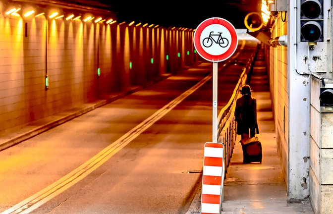 Auf der Fahrbahn ist Radfahren verboten, auf dem Fußweg ist wenig Platz.<span class='image-autor'>Foto: imago/Arnulf / Hettrich</span>