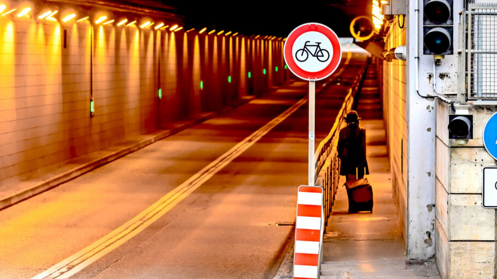 Auf der Fahrbahn ist Radfahren verboten, auf dem Fußweg ist wenig Platz.Foto: imago/Arnulf / Hettrich Auf der Fahrbahn ist Radfahren verboten, auf dem Fußweg ist wenig Platz.Foto: imago/Arnulf / Hettrich