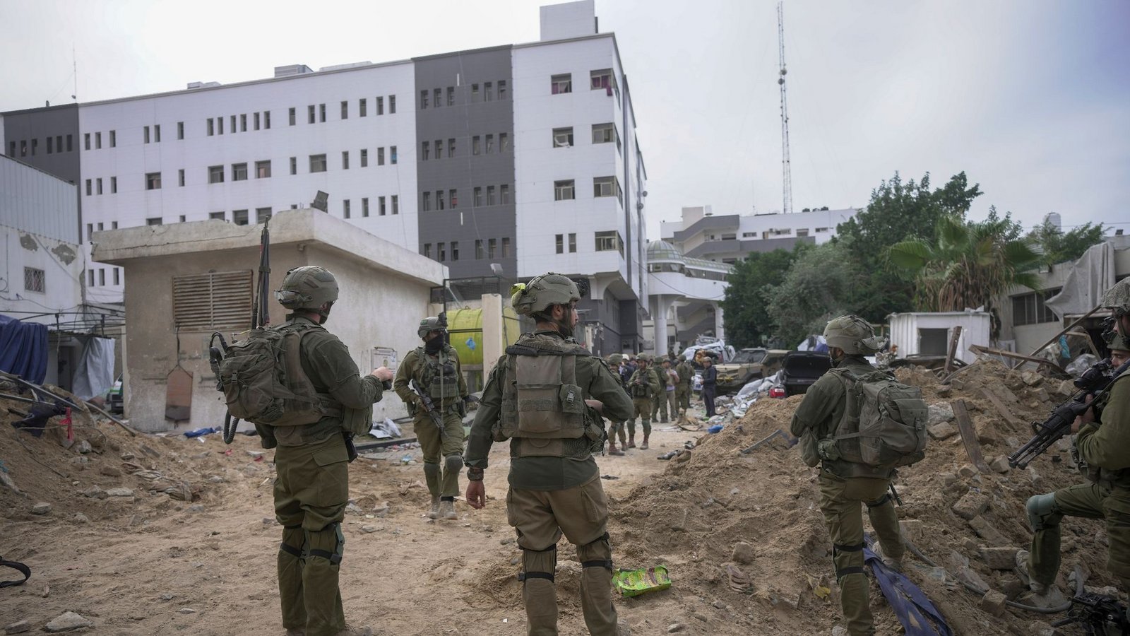 Israelische Soldaten stehen vor dem Schifa-Krankenhaus (Archivbild).Foto: Victor R. Caivano/AP/dpa