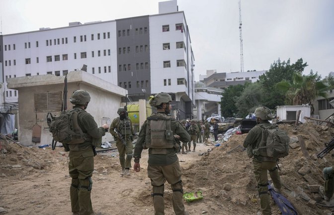 Israelische Soldaten stehen vor dem Schifa-Krankenhaus (Archivbild).<span class='image-autor'>Foto: Victor R. Caivano/AP/dpa</span>