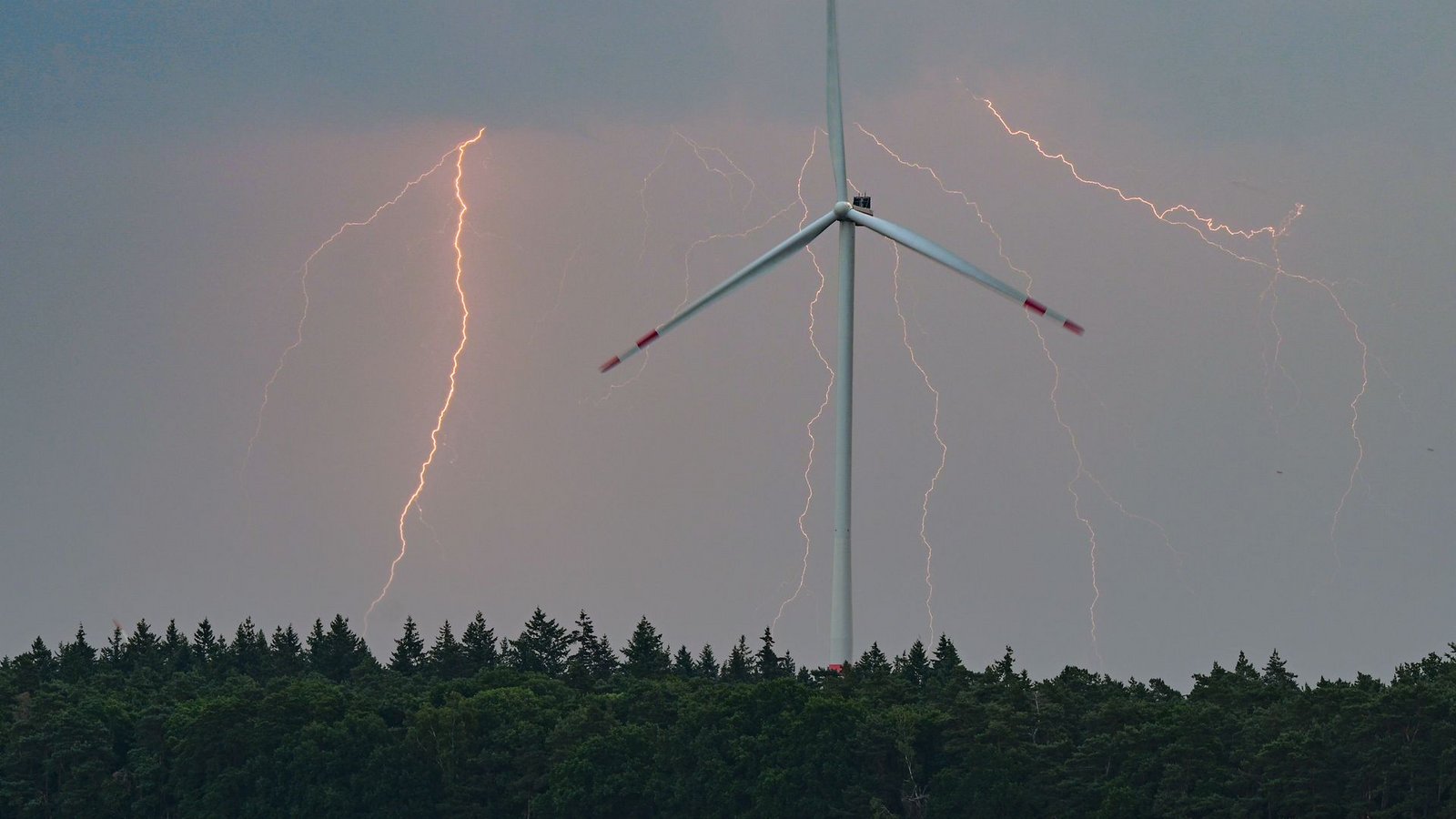 Der Wetterdienst sieht schwere Gewitter aufziehen. (Archivbild)Foto: Patrick Pleul/dpa