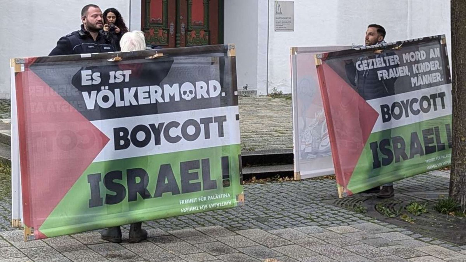 Seit Monaten müssen Kirchenbesucher die Mahnwache passieren, ehe sie in die Kirche können. An ihr finden sich immer wieder antisemitische Schmähungen.Foto: Rüdiger Bäßler Seit Monaten müssen Kirchenbesucher die Mahnwache passieren, ehe sie in die Kirche können. An ihr finden sich immer wieder antisemitische Schmähungen.Foto: Rüdiger Bäßler