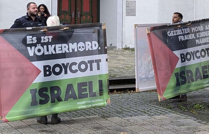 Seit Monaten müssen Kirchenbesucher die Mahnwache passieren, ehe sie in die Kirche können. An ihr finden sich immer wieder antisemitische Schmähungen.<span class='image-autor'>Foto: Rüdiger Bäßler</span>