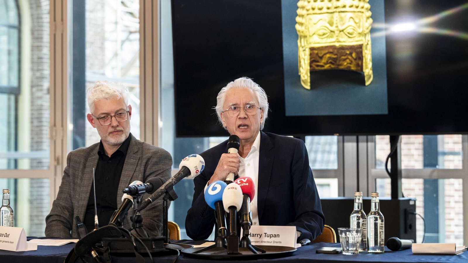 Im Januar 2025 hatte der Direktor des Drents Museums, Harry Tupan, (rechts), über den spektakulären Kunstraub informiert. (Archivbild)Foto: Marcel Jurian De Jong/ANP/dpa