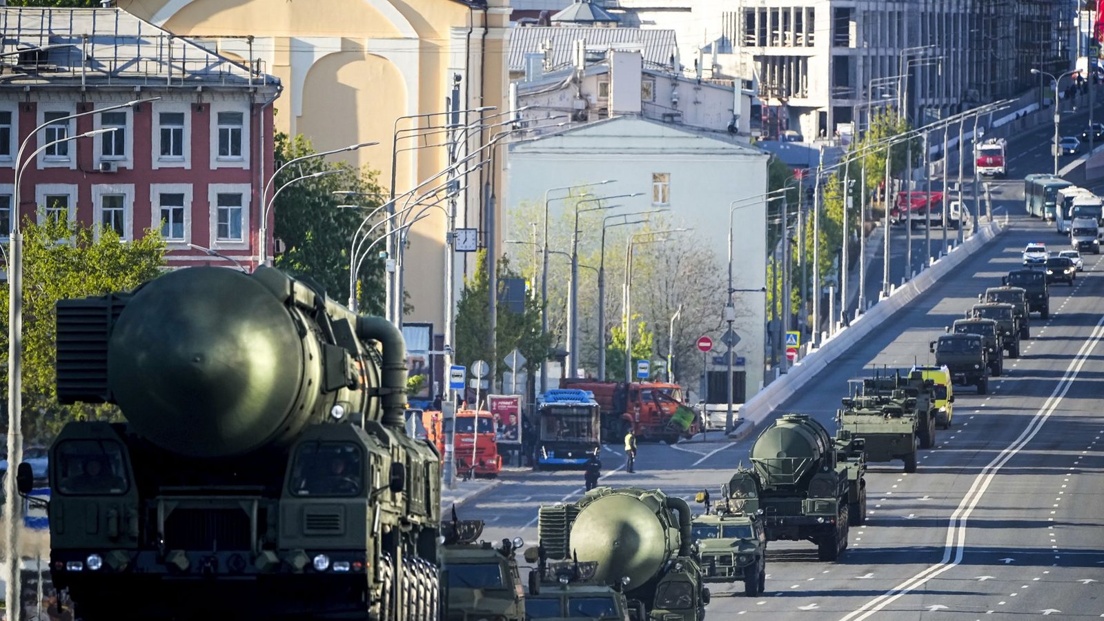 Russische ballistische RS-24 Yars-Raketen rollen auf den Roten Platz zu, um an einer Generalprobe für die Militärparade zum Tag des Sieges teilzunehmen.Foto: AP/dpa Russische ballistische RS-24 Yars-Raketen rollen auf den Roten Platz zu, um an einer Generalprobe für die Militärparade zum Tag des Sieges teilzunehmen.Foto: AP/dpa