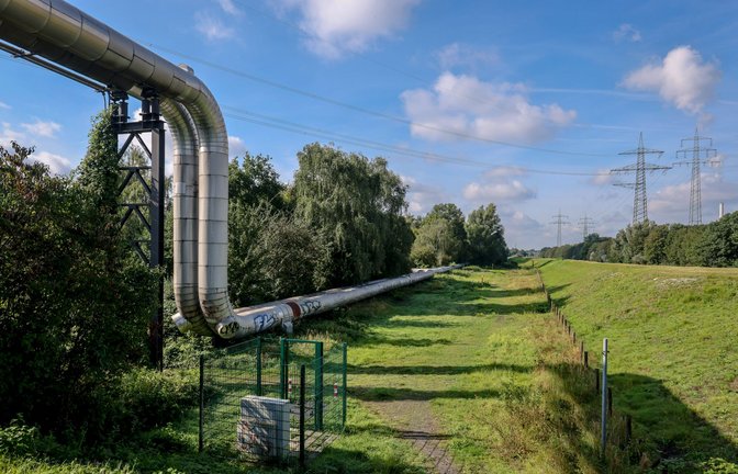 Diese Rohre für Fernwärme laufen entlang der Emscher bei Essen in Nordrhein-Westfalen. (Archivbild)<span class='image-autor'>Foto: IMAGO/Rupert Oberhäuser/IMAGO/Rupert Oberhäuser</span>