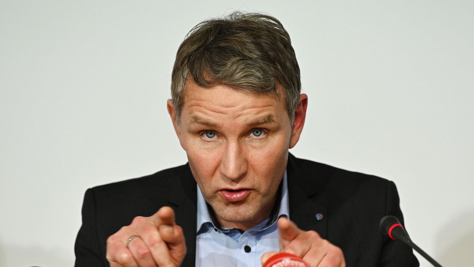 Björn Höcke bewegt sich selbst in der AfD am rechten Rand. Das findet der Leiter des katholischen Internats aber gerade gut.Foto: dpa/Martin Schutt Björn Höcke bewegt sich selbst in der AfD am rechten Rand. Das findet der Leiter des katholischen Internats aber gerade gut.Foto: dpa/Martin Schutt