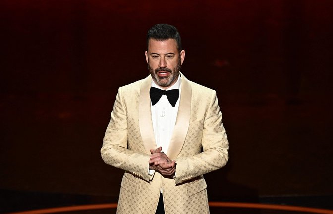 Oscars-Moderator Jimmy Kimmel erntete für die Aktion viele Lacher aus dem Publikum.<span class='image-autor'>Foto: AFP/PATRICK T. FALLON</span>