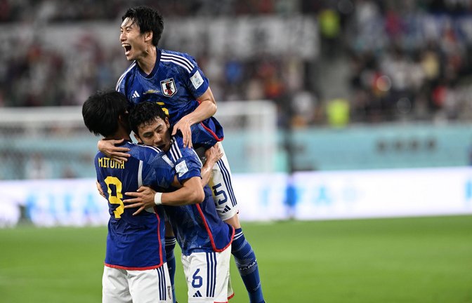Kaoru Mitoma, Wataru Endo and Daichi Kamada (von links) feiern den Sieg über das deutsche Team.<span class='image-autor'>Foto: imago//Takamoto Tokuhara</span>
