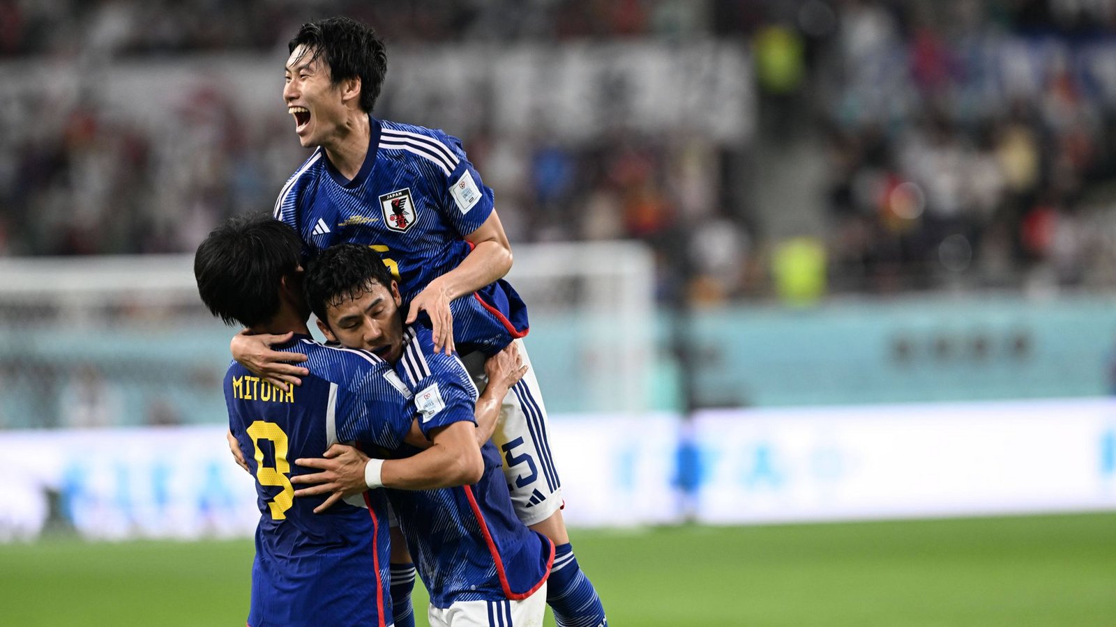 Kaoru Mitoma, Wataru Endo and Daichi Kamada (von links) feiern den Sieg über das deutsche Team.Foto: imago//Takamoto Tokuhara