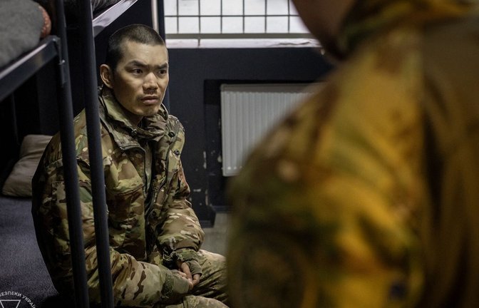 Ukrainische Sicherheitskräfte haben dieses Foto veröffentlicht. Der Gefangene in russischer Uniform soll Chinese sein.<span class='image-autor'>Foto: Ukrainian Security Service</span>
