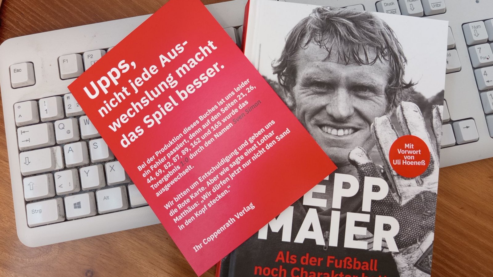 Der Coppenrath Verlag macht etwas, was noch nie ein Fußballer getan hat: er gibt sich selbst die Rote Karte.Foto: Hans Jörg Wangner