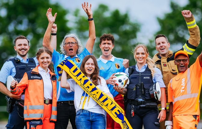Einsatzkräfte und Fans freuen sich gemeinsam auf eine friedliche Fußball-Europameisterschaft.<span class='image-autor'>Foto: Stadt Stuttgart/Thomas Niedermüller/</span>