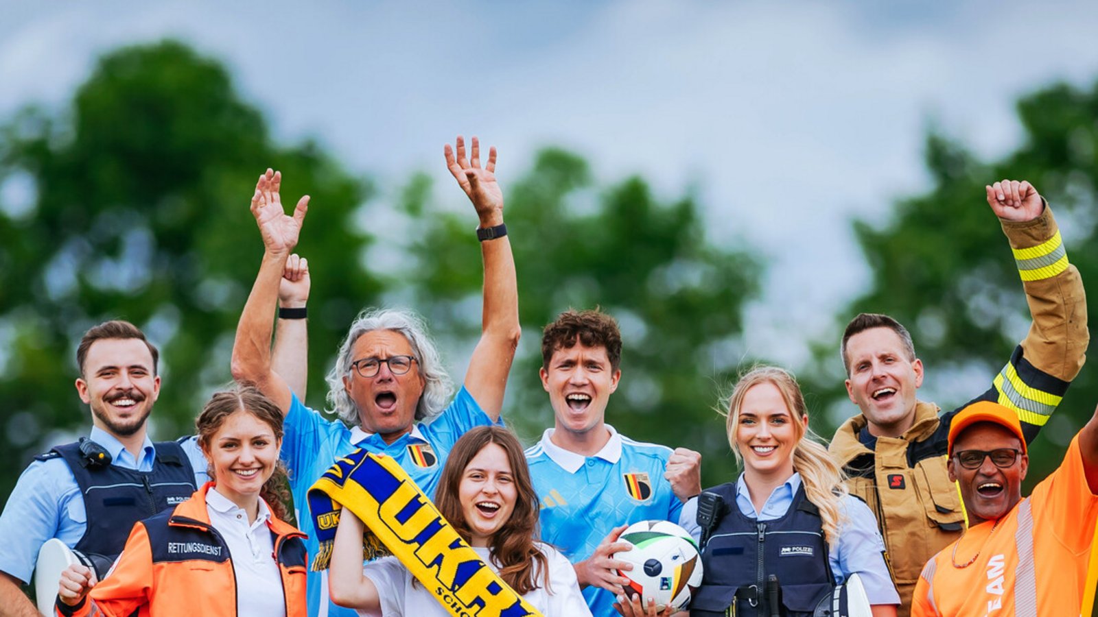 Einsatzkräfte und Fans freuen sich gemeinsam auf eine friedliche Fußball-Europameisterschaft.Foto: Stadt Stuttgart/Thomas Niedermüller/