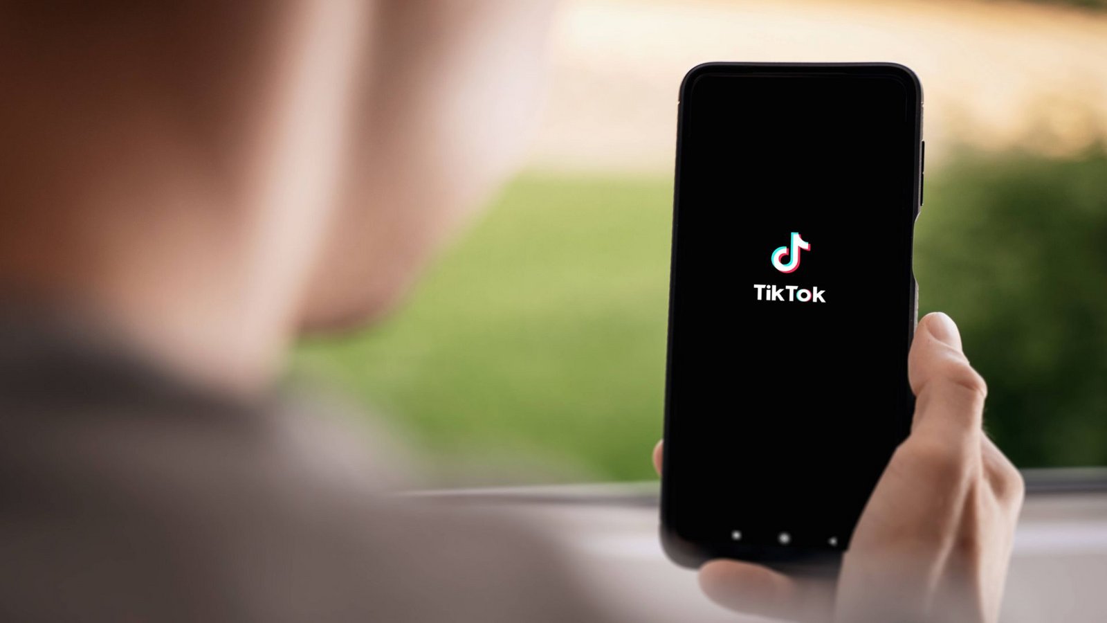 Junge Menschen verbringen viel Zeit in Sozialen Medien wie Tiktok – und stoßen dort auf problematische Inhalte (Symbolbild).Foto: IMAGO/Bihlmayerfotografie Junge Menschen verbringen viel Zeit in Sozialen Medien wie Tiktok – und stoßen dort auf problematische Inhalte (Symbolbild).Foto: IMAGO/Bihlmayerfotografie