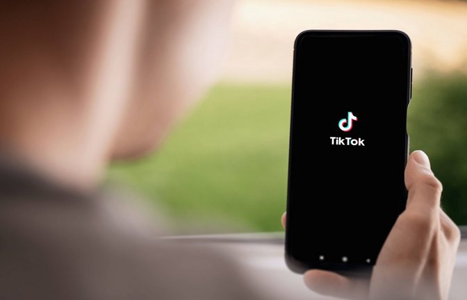 Junge Menschen verbringen viel Zeit in Sozialen Medien wie Tiktok – und stoßen dort auf problematische Inhalte (Symbolbild).<span class='image-autor'>Foto: IMAGO/Bihlmayerfotografie</span>