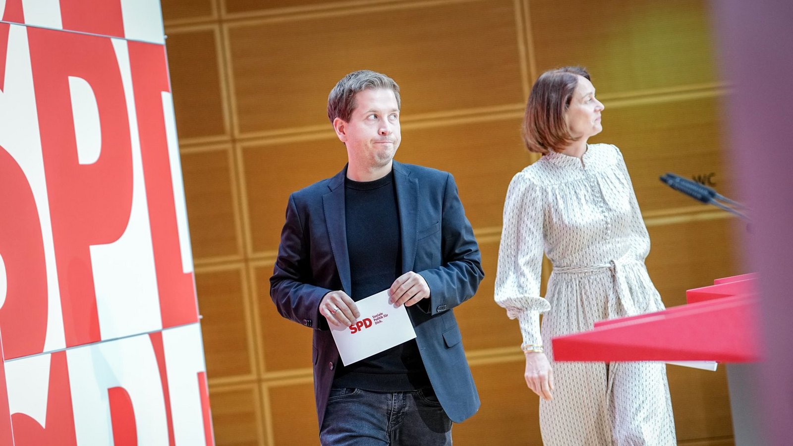 Kevin Kühnert stellt sich mit Katarina Barley am Tag nach der Wahlniederlage der SPD den Fragen der Journalisten.Foto: dpa/Kay Nietfeld Kevin Kühnert stellt sich mit Katarina Barley am Tag nach der Wahlniederlage der SPD den Fragen der Journalisten.Foto: dpa/Kay Nietfeld