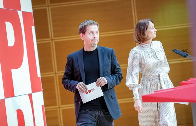 Kevin Kühnert stellt sich mit Katarina Barley am Tag nach der Wahlniederlage der SPD den Fragen der Journalisten.<span class='image-autor'>Foto: dpa/Kay Nietfeld</span>