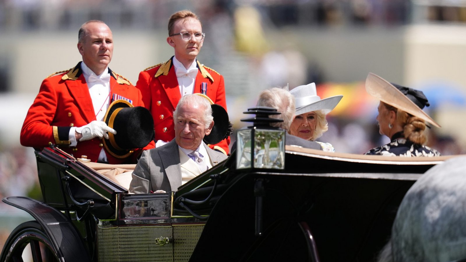 Der britische König Charles III. (l-r), der Herzog von Wellington, Königin Camilla und die Herzogin von Wellington bei ihrer Ankunft mit der Kutsche am ersten Tag des Royal Ascot auf der Pferderennbahn von Ascot.Foto: picture alliance/dpa/PA Wire | John Walton Der britische König Charles III. (l-r), der Herzog von Wellington, Königin Camilla und die Herzogin von Wellington bei ihrer Ankunft mit der Kutsche am ersten Tag des Royal Ascot auf der Pferderennbahn von Ascot.Foto: picture alliance/dpa/PA Wire | John Walton