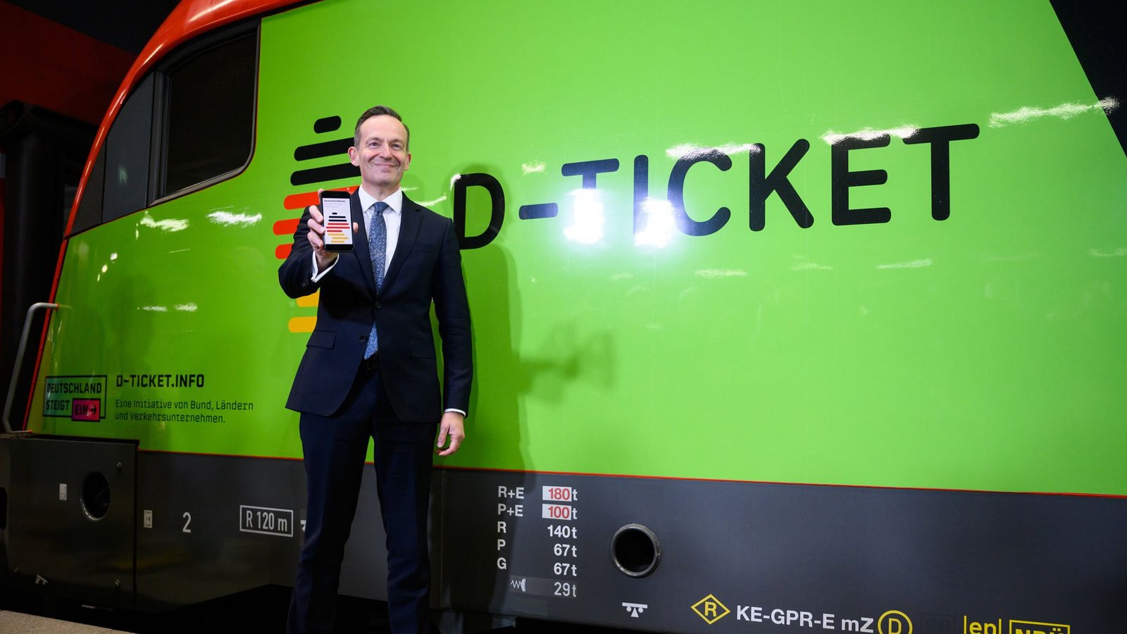 Zum Start des Deutschlandtickets ließ sich Bundesverkehrsminister Volker Wissing (FDP) noch feiern.Foto: dpa/Bernd von Jutrczenka Zum Start des Deutschlandtickets ließ sich Bundesverkehrsminister Volker Wissing (FDP) noch feiern.Foto: dpa/Bernd von Jutrczenka
