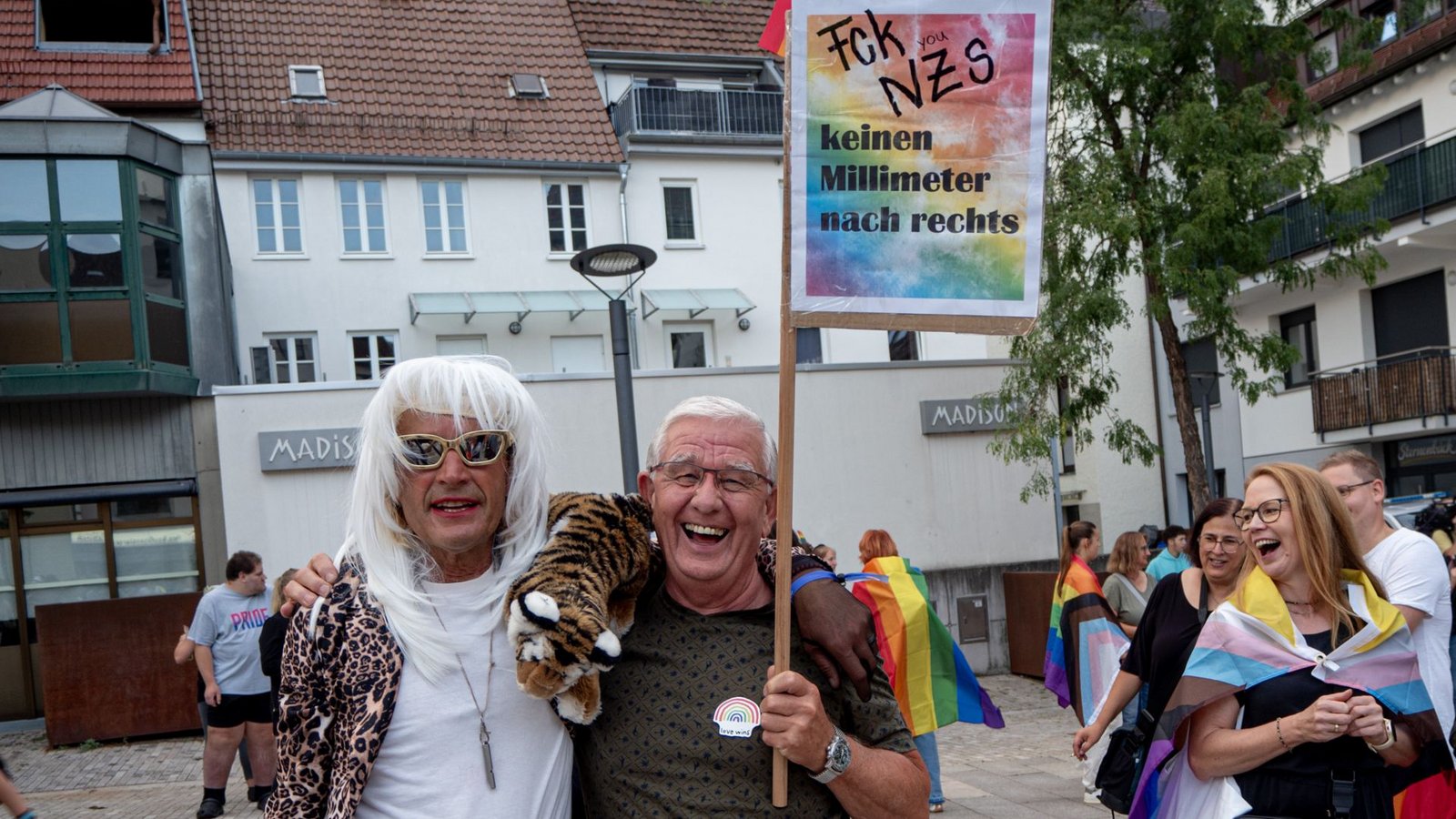Peter (rechts) ist für seinen Enkel da, Klaus auch für sich selbst: „Auf diese Veranstaltung habe ich ewig gewartet, mit dem Outfit kann ich mich sonst nirgends zeigen.“Foto: René Wolff Peter (rechts) ist für seinen Enkel da, Klaus auch für sich selbst: „Auf diese Veranstaltung habe ich ewig gewartet, mit dem Outfit kann ich mich sonst nirgends zeigen.“Foto: René Wolff