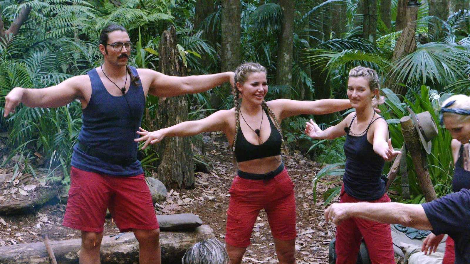 Fabio, Kim und Anya probieren die Übungen aus, die Heinz ihnen vormacht.Foto: RTL/Tag 5