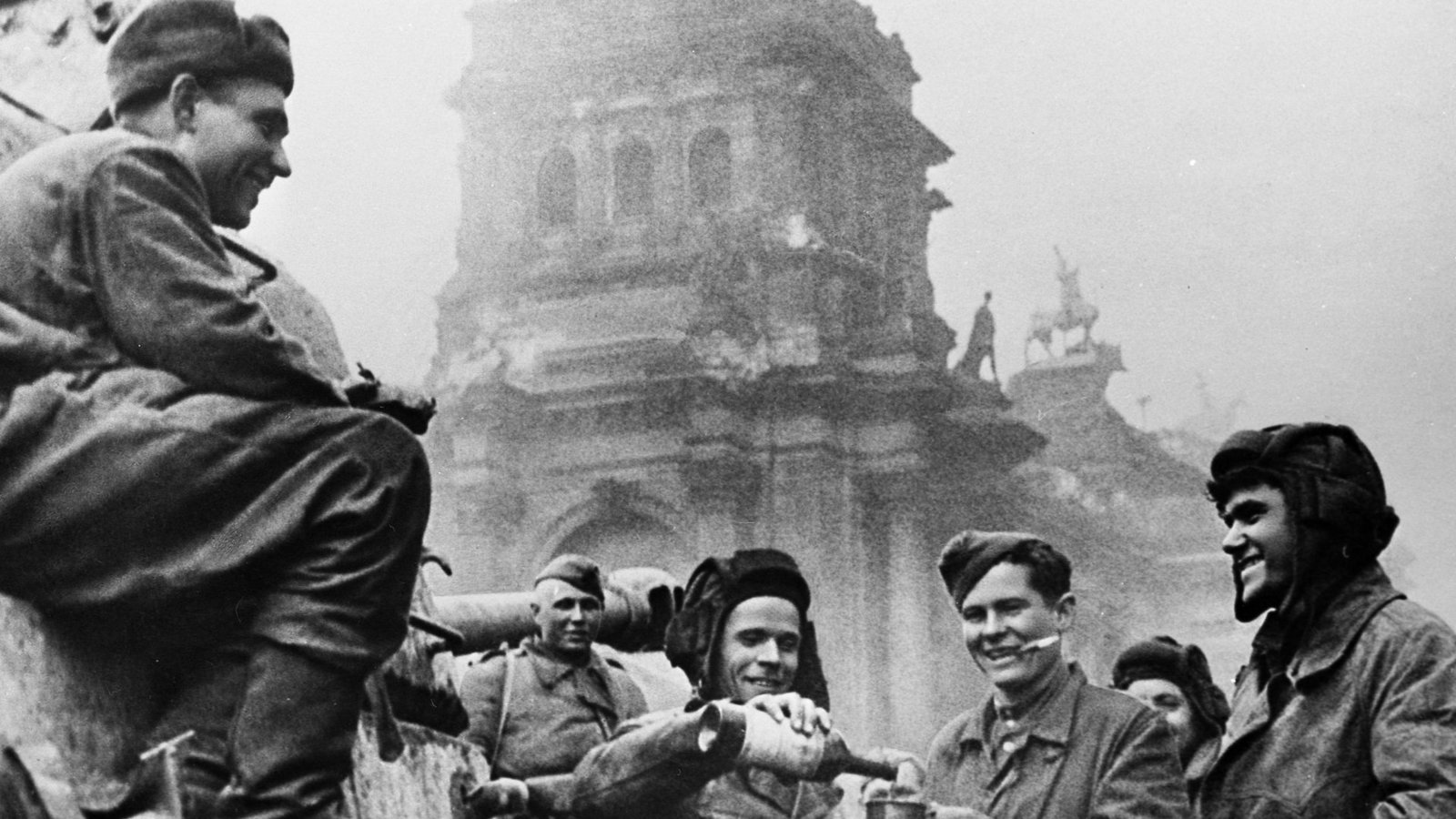 Befreiung Berlins am 8. Mai 1945 durch sowjetische Soldaten.Foto: imago images/SNA Befreiung Berlins am 8. Mai 1945 durch sowjetische Soldaten.Foto: imago images/SNA