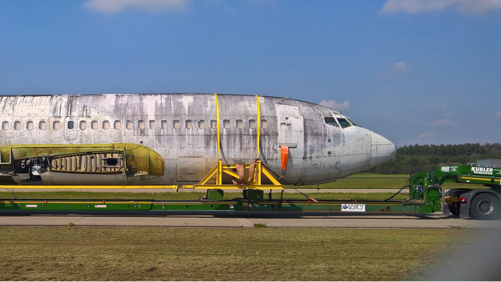 2017 kam das demontierte Flugzeug aus Brasilien am Flughafen Friedrichshafen an.Foto: /Bäßler 2017 kam das demontierte Flugzeug aus Brasilien am Flughafen Friedrichshafen an.Foto: /Bäßler