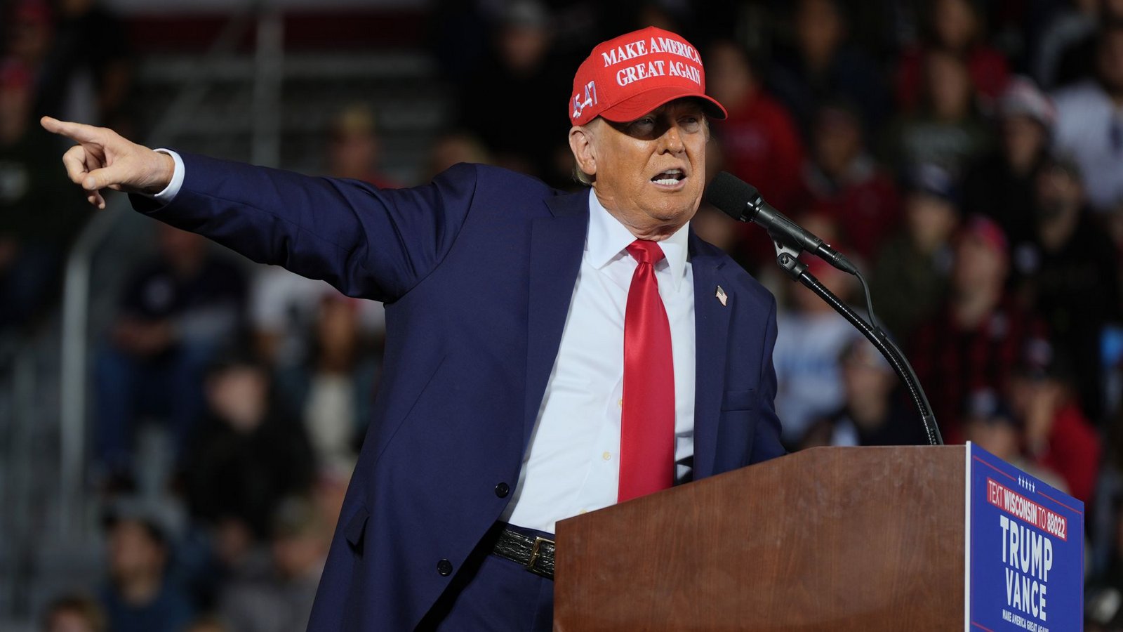 Der republikanische US-Präsidentschaftskandidat Donald Trump spricht in Juneau, Wisconsin, bei einer Wahlkampfveranstaltung auf dem Dodge County Airport.Foto: Julia Demaree Nikhinson/AP/dpa/Julia Demaree Nikhinson Der republikanische US-Präsidentschaftskandidat Donald Trump spricht in Juneau, Wisconsin, bei einer Wahlkampfveranstaltung auf dem Dodge County Airport.Foto: Julia Demaree Nikhinson/AP/dpa/Julia Demaree Nikhinson